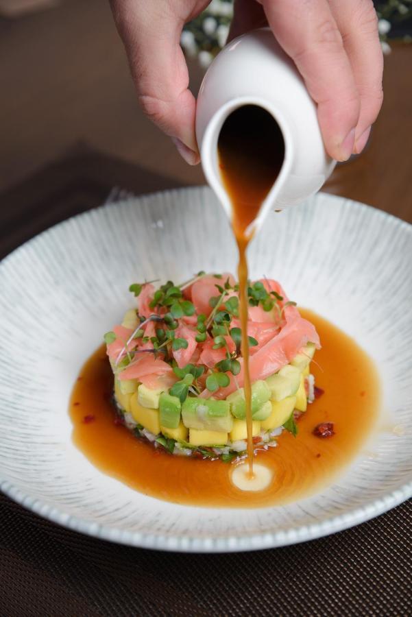 Royal Tulip Hotel & Casino, 트빌리시 외부 사진 Soy sauce being drizzled over a sushi dish