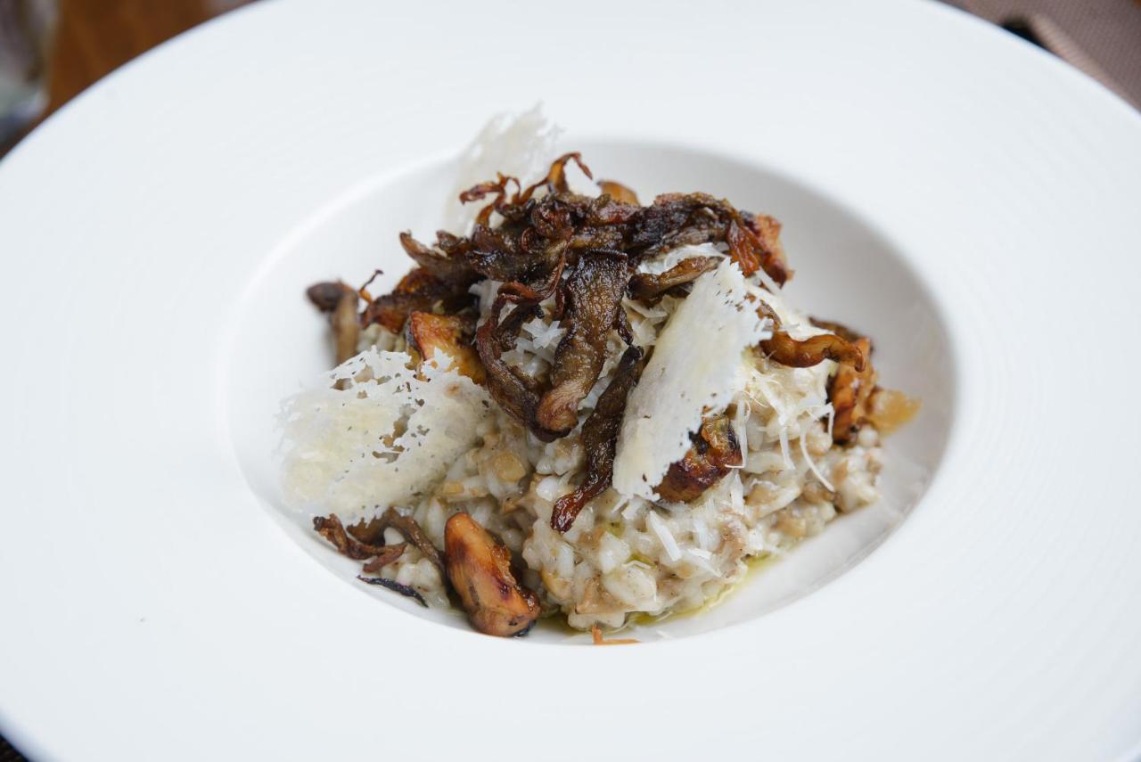 Royal Tulip Hotel & Casino, 트빌리시 외부 사진 A risotto with black truffle