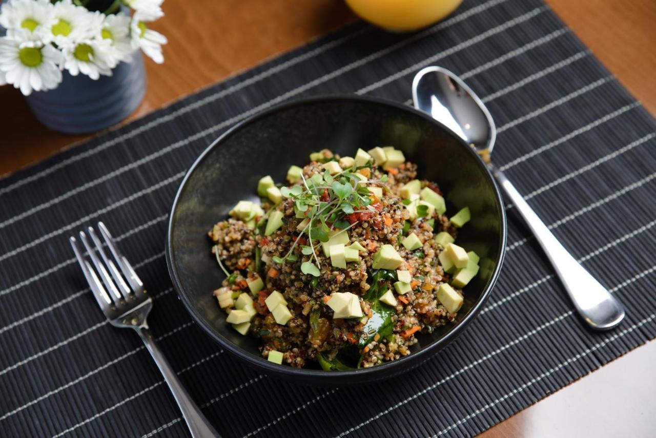 Royal Tulip Hotel & Casino, 트빌리시 외부 사진 Quinoa salad with avocado