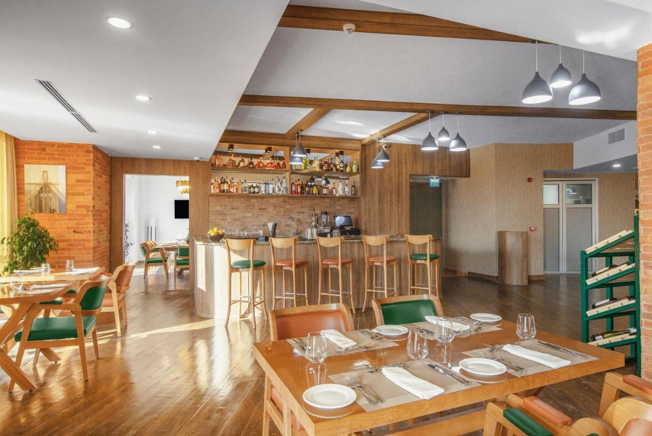 Royal Tulip Hotel & Casino, 트빌리시 외부 사진 The restaurant at the hotel