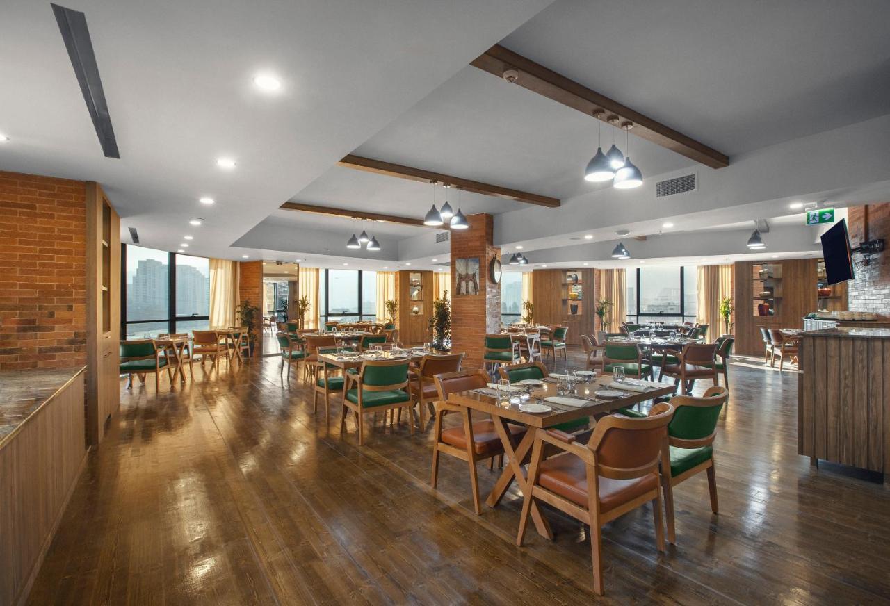 Royal Tulip Hotel & Casino, 트빌리시 외부 사진 The restaurant at the 10th floor