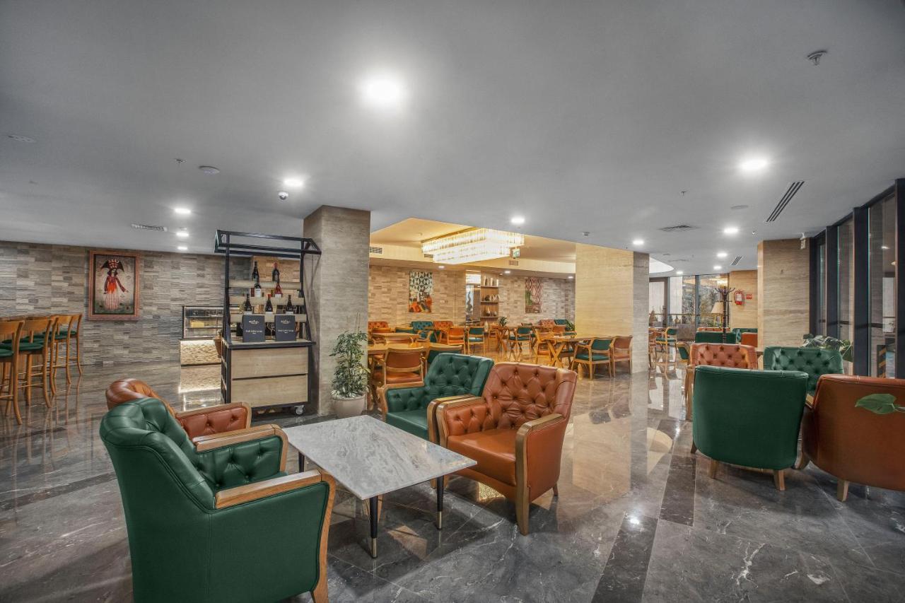 Royal Tulip Hotel & Casino, 트빌리시 외부 사진 The lounge at the airport