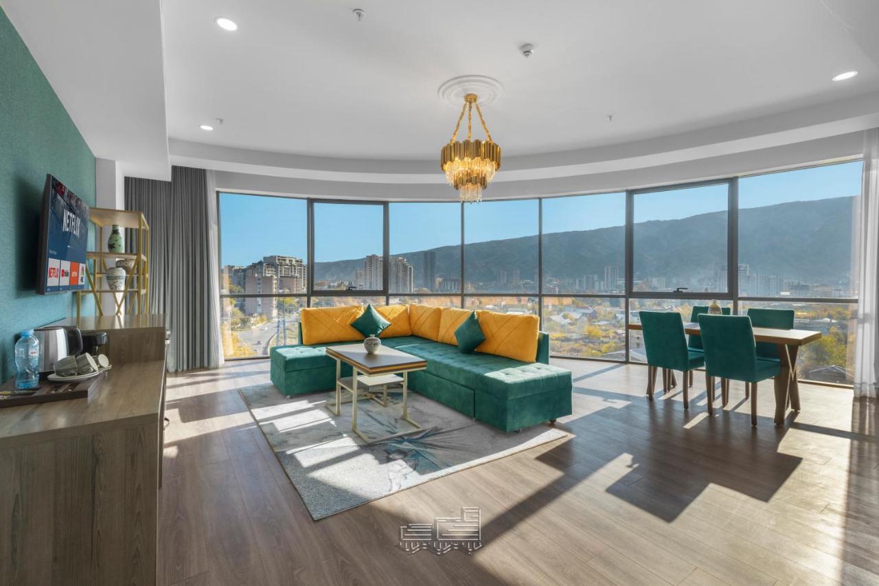 Royal Tulip Hotel & Casino, 트빌리시 외부 사진 A living room in a modern apartment