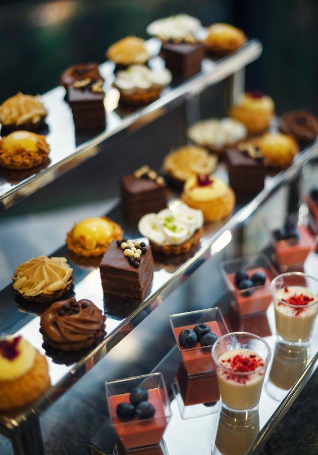 Royal Tulip Hotel & Casino, 트빌리시 외부 사진 A selection of petit fours