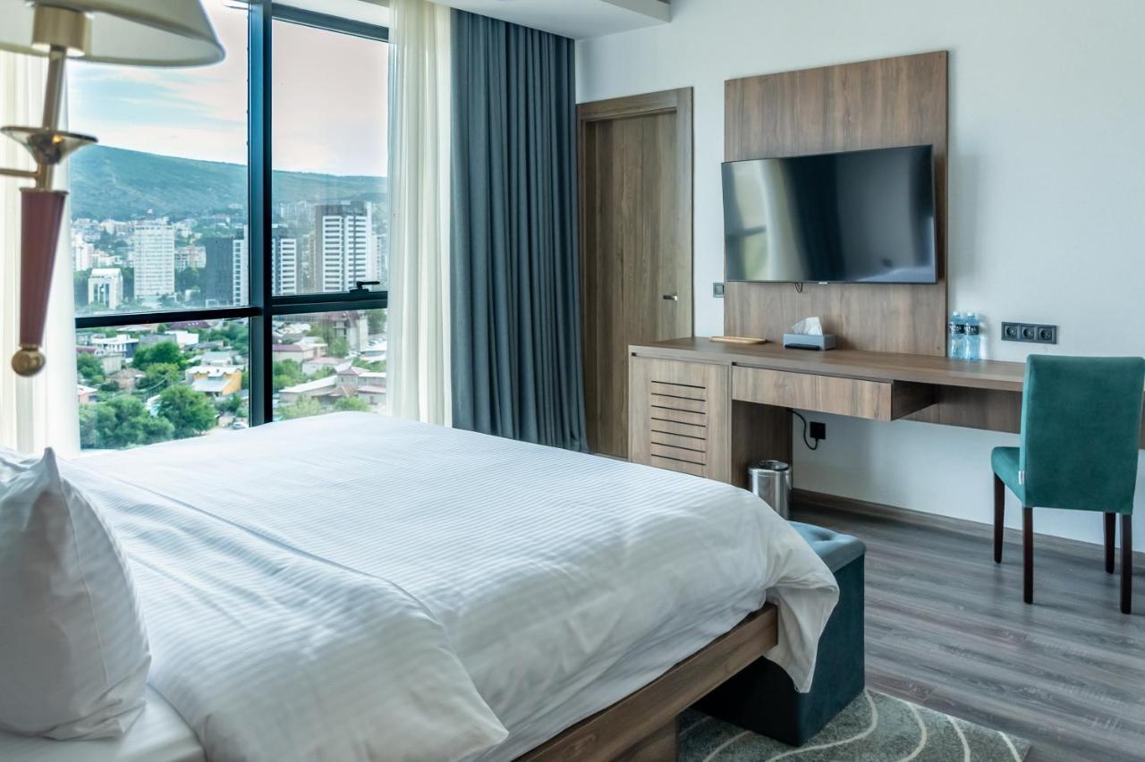 Royal Tulip Hotel & Casino, 트빌리시 외부 사진 A bedroom at the hotel
